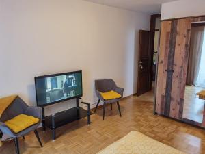 TV at/o entertainment center sa ATMOSPHERE Apartments