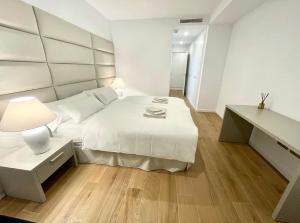 Postel nebo postele na pokoji v ubytování AMAZING 3bedroom sea view apartment LINKS II Alcaidesa SPAIN + 32 fotografií