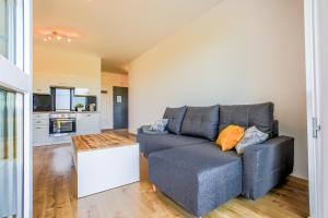 ein Wohnzimmer mit einem Sofa und einem Tisch in der Unterkunft Apartament Comfort in Suwałki