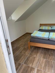 a bedroom with a bed and a wooden floor at Kuca za odmor Harmony in Čurug
