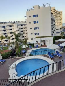 Výhled na bazén z ubytování Apartamento recién reformado a 300 metros de la playa, Benalmádena nebo okolí