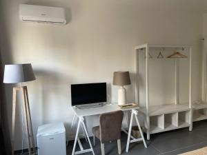 escritorio con ordenador y silla en una habitación en Milu's Home, en Palermo