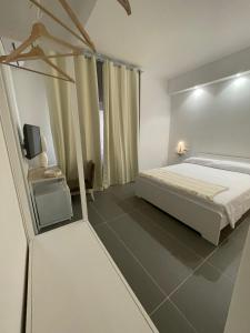 Un dormitorio con una cama y un televisor. en Milu's Home, en Palermo