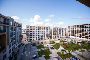 eine Luftaufnahme einer Stadt mit Gebäuden in der Unterkunft Apartel Emerald Bay in Mamaia Nord – Năvodari