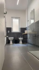un baño con dos lavabos y dos inodoros en Milu's Home, en Palermo
