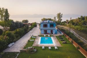 uma vista aérea de uma casa com piscina em Olive Tree Suites em Eleonas