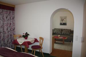 a living room with a table and a couch at Zimmervermietung Babsy in Zell am See