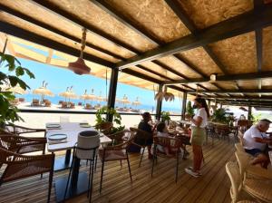 Restaurace v ubytování AMAZING 3bedroom sea view apartment LINKS II Alcaidesa SPAIN