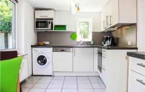 Una cocina con lavadora y secadora. en Awesome Apartment In Otterndorf, en Otterndorf 13 fotos más
