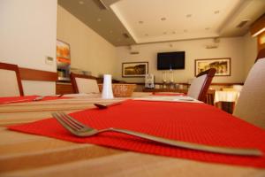 TV a/nebo společenská místnost v ubytování Hotel Stella di Mare