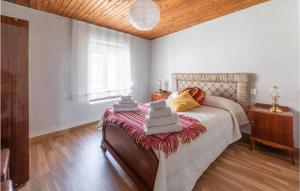 ein Schlafzimmer mit einem Bett mit Handtüchern darauf in der Unterkunft Awesome Home In San Pedro De Ceque With Wifi in San Pedro de Ceque