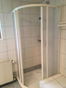 prysznic ze szklanymi drzwiami w łazience w obiekcie Haus Moser w mieście Millstatt am See