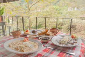 OYO Hotel Coyopolan في Xico: طاولة عليها أطباق من الطعام فوق طاولة