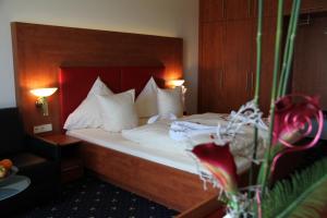 Postel nebo postele na pokoji v ubytování Wellnesshotel Schönblick