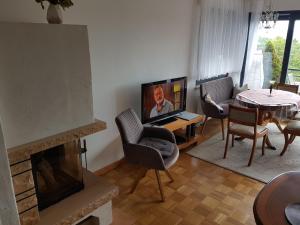 sala de estar con chimenea y TV en Ferienhaus mit phantastischer Aussicht auf Koblenz, en Coblenza