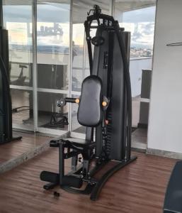 a black office chair in front of a window at Lindo Flat Aconchegante no Centro de Taguatinga in Taguatinga