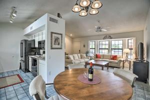una cucina e un soggiorno con tavolo e sedie di 1 Mi to Golf Courses Family Sun City West Home a Sun City West
