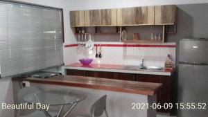 Kuchyň nebo kuchyňský kout v ubytování Kokrobitey Apartments-GAL