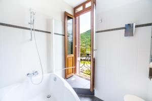 A bathroom at Le Manoir d'Agnès Logis hôtel restaurant