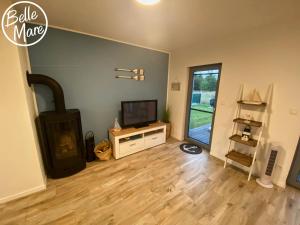 Belle Mare في تسيساكز: غرفة معيشة مع تلفزيون وأرضية خشبية