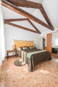 una camera con un grande letto di Colombina Like at home 3 bedrooms fully equipped air conditioned a Venezia
