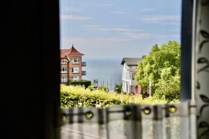 una ventana con vistas al océano en Haus Ostseeblick en Lohme