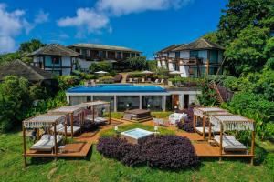 een luchtzicht op een huis met een zwembad bij Pousada Morena in Fernando de Noronha