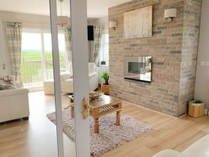 uma sala de estar com lareira de tijolos em Float bay view em Stranraer