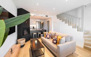Posezení v ubytování Beautifully Renovated 4 Bedroom Apt + Kid's Room