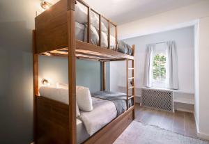 Postel nebo postele na pokoji v ubytování Beautifully Renovated 4 Bedroom Apt + Kid's Room