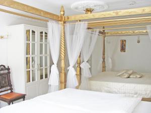 a bedroom with a four poster bed with curtains at Apartment Storchenfärbe in Memmingen