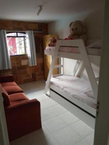 een slaapkamer met 2 stapelbedden en een teddybeer bij Casa do Fábio in João Pessoa