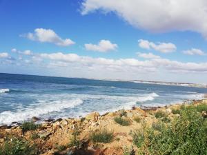 - Vistas al océano desde la orilla de una playa en Chez Amina, en Casablanca