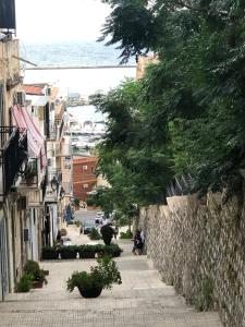 カステッランマーレ・デル・ゴルフォにあるLoft Incantevole Castellammare del Golfoの歩道を歩く人々の街道