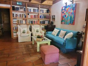 セルセディリャにあるLa Casa Bonita Cercedillaのリビングルーム(青いソファ、椅子2脚付)