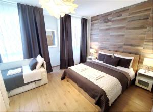a bedroom with a large bed and a window at Pisa City Lodge in Pisa