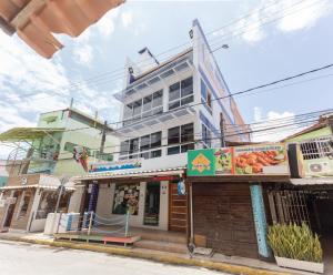 un bâtiment situé sur le côté d'une rue dans l'établissement Condomínio Belas Praias, à Porto de Galinhas