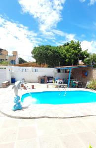 una piscina azul con una fuente en un patio en Ap 02-A 50 Metros da Praia Flats Mobiliados para 4 Pessoas en Paulista
