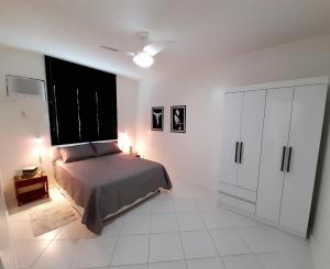 Ένα ή περισσότερα κρεβάτια σε δωμάτιο στο APT PRAIA do FORTE, 2min do Mar, a pé, CABO FRIO RJ