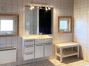 Ett badrum på Three-Bedroom Holiday home in Blåvand 65