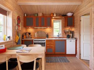 Føllenslevにある5 person holiday home in F llenslevのキッチン(木製キャビネット、木製テーブル付)