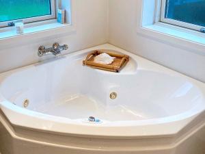 una vasca bianca in un bagno con finestra di 8 person holiday home in Vejby a Vejby