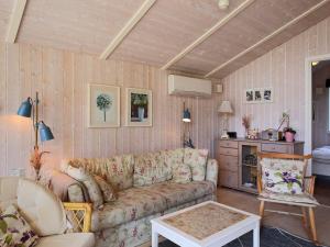 Kuchyň nebo kuchyňský kout v ubytování 4 person holiday home in Føllenslev-By Traum