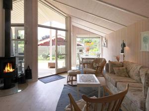 Posezení v ubytování 4 person holiday home in Føllenslev-By Traum