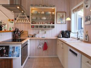 Kuchyň nebo kuchyňský kout v ubytování 4 person holiday home in Føllenslev-By Traum + 9 fotografií