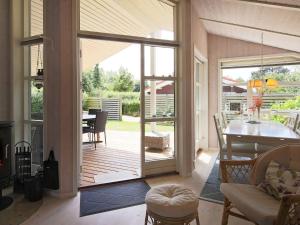 Posezení v ubytování 4 person holiday home in Føllenslev-By Traum