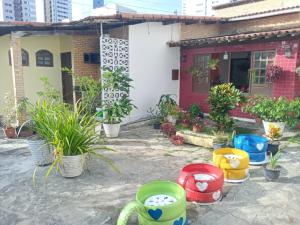 ein Haus mit Topfpflanzen davor in der Unterkunft Casa do Fábio in João Pessoa