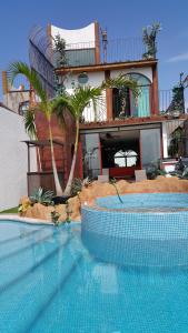 クエルナバカにあるCASA PRIVADA CON ALBERCA VOLADAの家屋を背景にしたスイミングプール +18枚の写真