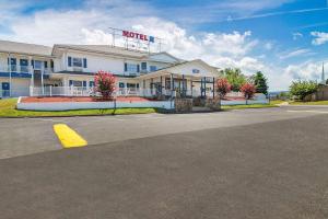 a hotel on the side of a road at Motel 6-Front Royal, VA in Front Royal