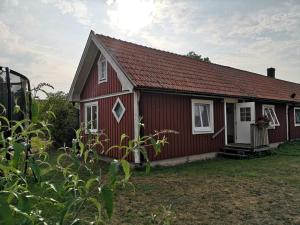 ein rotes Haus mit rotem Dach in der Unterkunft Wannborga Destilleri in Borgholm